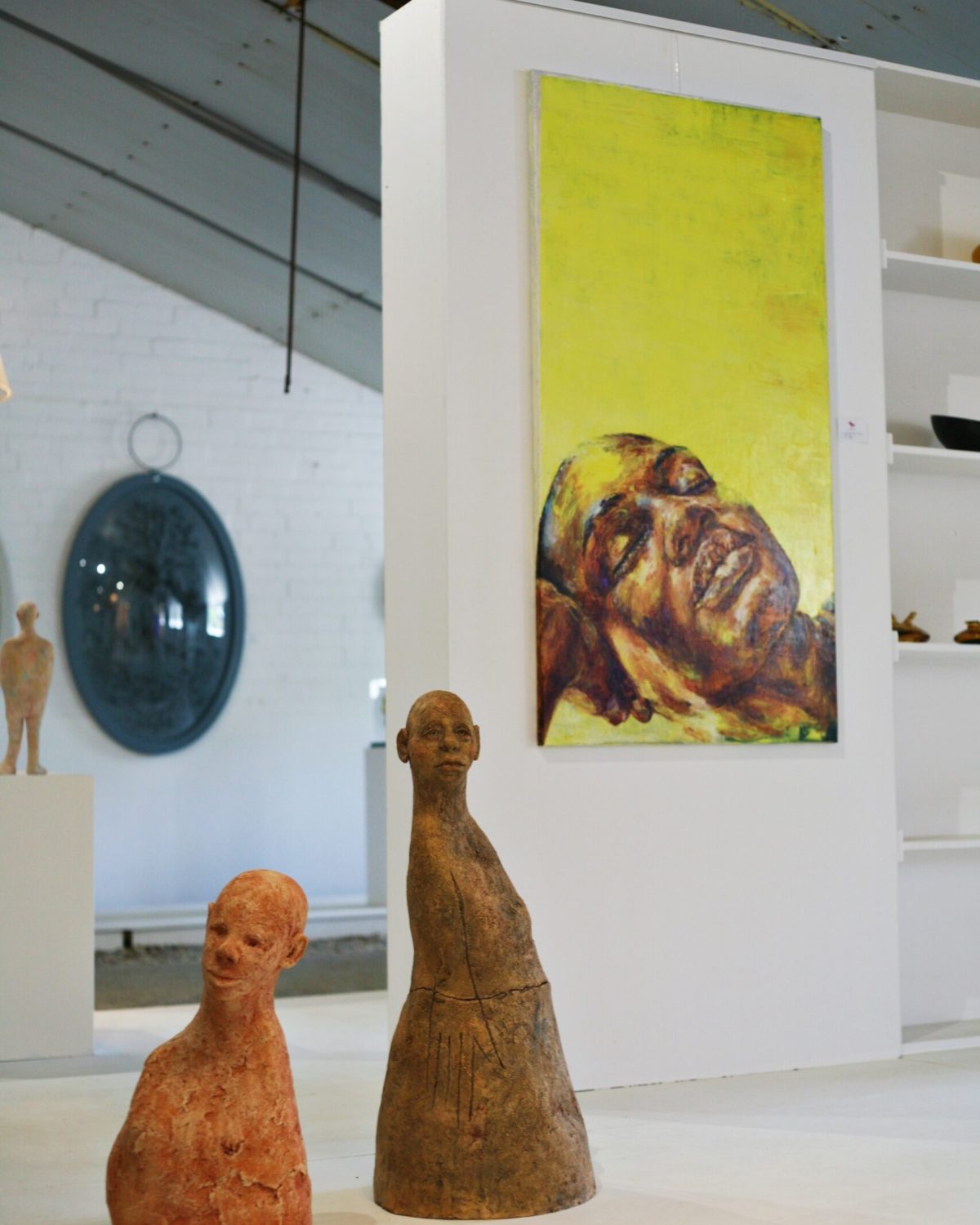 Bernadette Sterk met haar schilderij – Nederlandse kunstenares | Galerie DNK